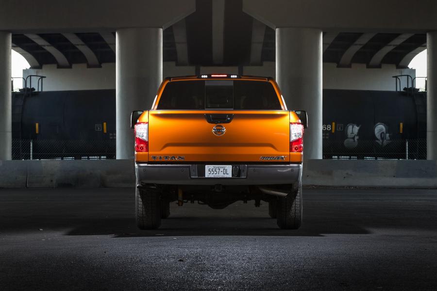  Nissan Titan PRO-4X Crew Cab 2018 года  (фото 12 из 14)